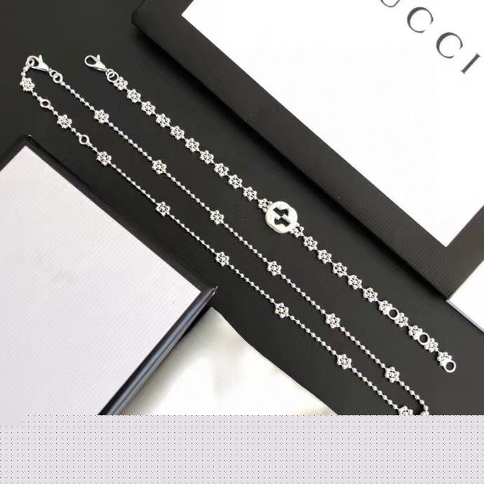 G*u*i necklaces